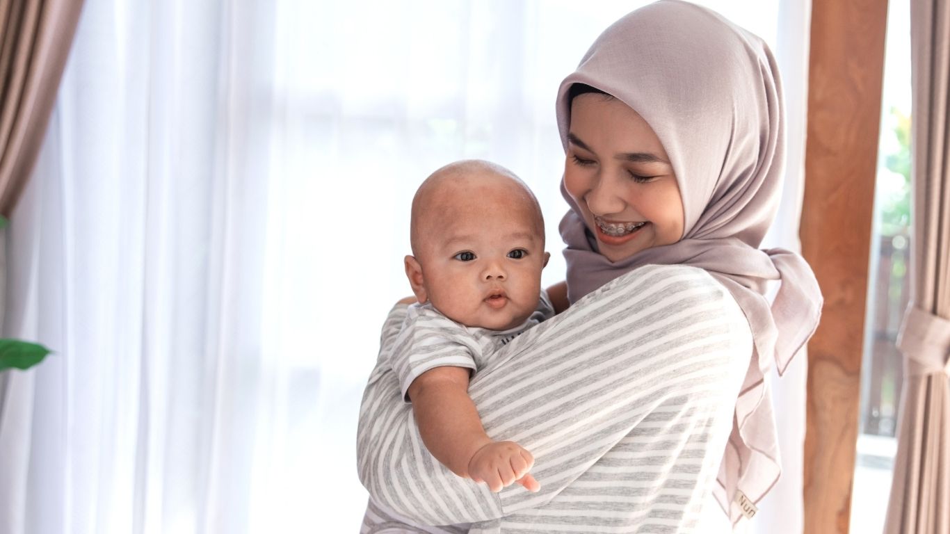 Ibu mencium bayi dengan penuh kasih sayang