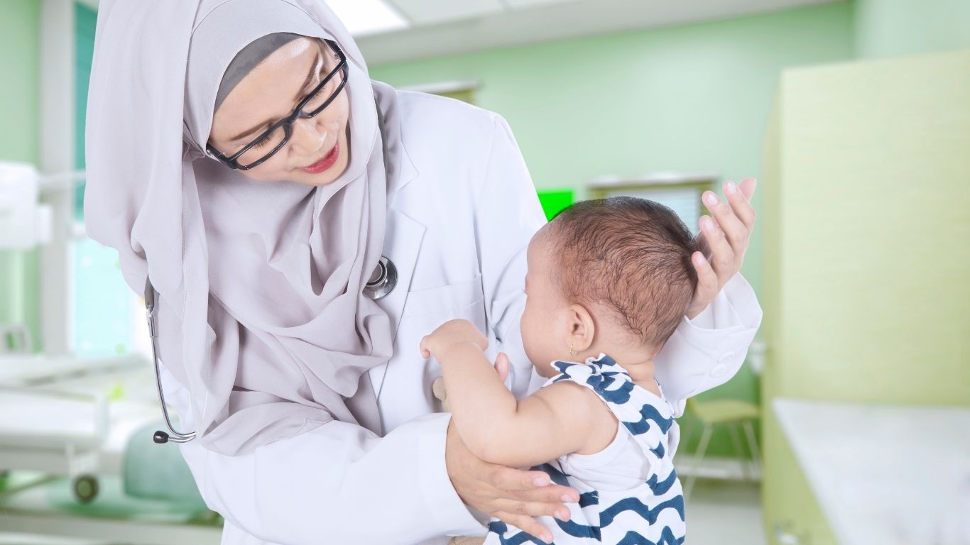 Ibu berbaring nyaman bersama bayi di rumah